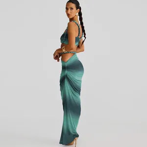 Seitenansicht eines grünen Farbverlauf-Crop-Tops und Bodycon-Maxirock-Sets für Damen.