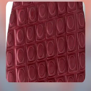 Détail en gros plan de la texture rouge gaufrée durable sur les baskets pour garçons.