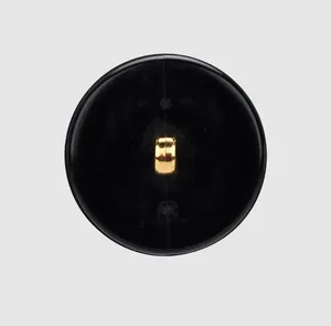 Detailaufnahme eines schwarzen Nylon-Knopfes mit einem glänzenden Gold-Schaft-Verschluss