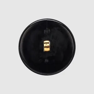 Premium schwarzer runder Knopf mit goldenem Steg aus umweltfreundlicher Pflanzenfaser.