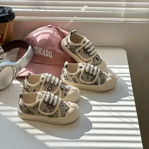 Lässige Kleinkind-Canvas-Sneaker mit kreativen Doodle-Mustern und weichen Gummisohlen