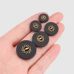 Elegante schwarze Pflanzenfaser-Nylonknöpfe mit goldenem Knotendesign für Luxusbekleidung