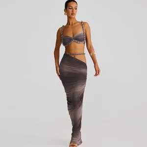 Zweiteiliges Set mit lila Farbverlauf, Seilträger-Crop-Top und figurbetontem Maxirock