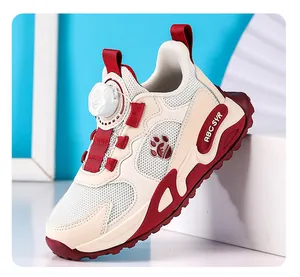 Vue détaillée des baskets en mesh pour garçons avec système de laçage à cadran rotatif.