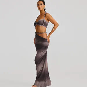 Elegantes Seitenprofil eines zweiteiligen Sets aus Maxirock mit Farbverlauf und Top