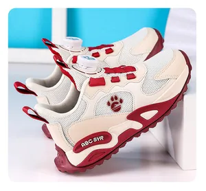 Vue détaillée de baskets de sport respirantes pour enfants avec système de laçage rotatif.