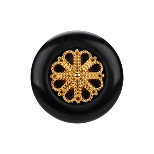 Hochwertiger schwarzer Nylonknopf mit goldener Blumenverzierung für elegante Kleidung