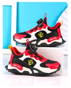 Vue détaillée de baskets de course respirantes pour garçons en maille rouge et noire