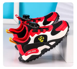 Vue détaillée des baskets de course en mesh rouge et noir respirant pour garçons.