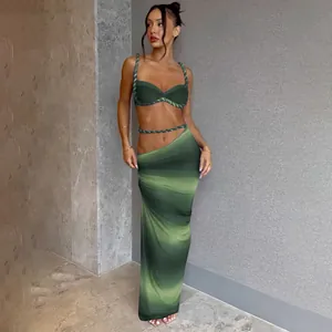 Detaillierte Ansicht des grünen Bodycon-Rock-Sets mit asymmetrischem Modedesign