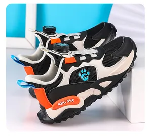 Vue détaillée des baskets respirantes pour garçons avec logo ABC SYR et système à cadran