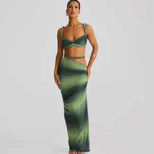 Ganzkörperansicht eines grünen Ombre-Zweiteilers mit Crop-Top und Bodycon-Maxirock