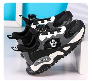 Vue détaillée d'une chaussure de sport enfant avec mesh respirant et système à boucle rotative