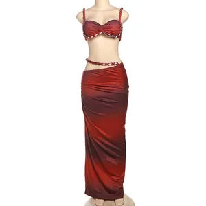 Zweiteiliges rotes Ombre-Set mit Camisole mit Seilträgern und drapiertem Maxirock