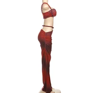 Seitenansicht-Detail eines sexy roten Verlaufs-Crop-Tops und gerafften Maxirock-Sets