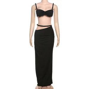 Sexy schwarzes Set aus bauchfreiem Top mit geflochtenen Trägern und langem Rock