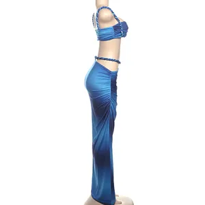 Seitenansicht des blau schattierten sexy Zweiteilers mit Crop-Top und Maxi-Rock