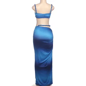 Rückansicht eines blauen zweiteiligen Sets mit Camisole-Top und engem Maxirock für Damen.