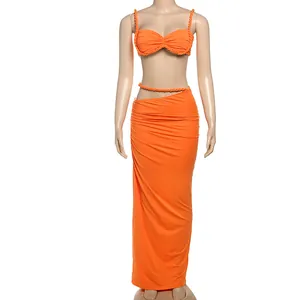 Detailansicht eines sexy orangefarbenen Zweiteilers mit gerafftem Top und Maxirock