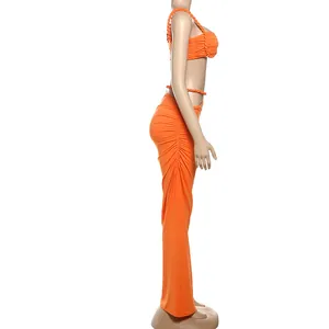 Seitenansicht eines sexy orangefarbenen Zweiteilers mit gerafftem Rock und Top.