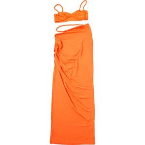 Orangefarbenes zweiteiliges Set mit Crop-Top und passendem gerafftem langen Rock