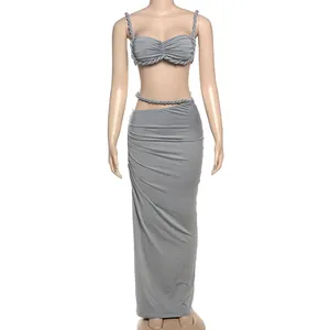 Zweiteiliges Set aus grauem Camisole-Top und gerafftem Maxirock mit Seilträgern