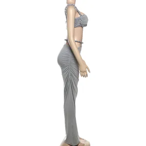 Sexy graues zweiteiliges Set mit geflochtenem Crop-Top und elegantem gerafftem Maxirock