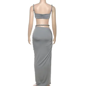 Rückansicht eines grauen zweiteiligen Sets mit Crop-Top und gerafftem Maxirock-Design