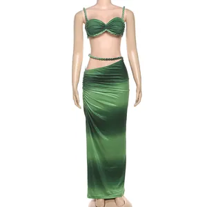 Sexy grün verlaufendes zweiteiliges Set mit gerafftem Crop-Top und langem Maxirock