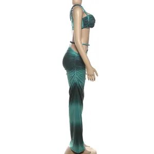 Seitenprofil von sexy petrolfarbenem Set mit Camisole-Top und figurbetontem Maxirock