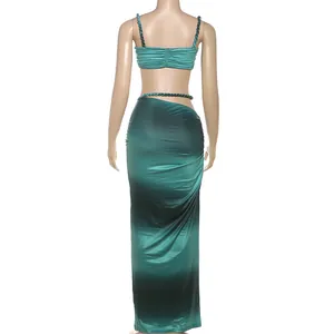 Rückansicht von sexy smaragdgrünem Satin-Set mit Camisole und gerafftem Bodycon-Maxirock