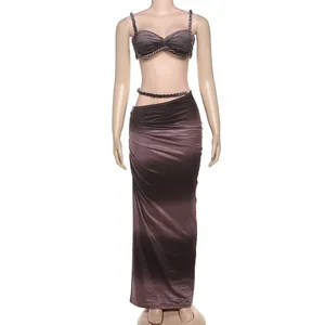 Sexiges zweiteiliges Outfit mit Crop-Top mit Seilverzierung und Gradient-Satin-Maxirock.