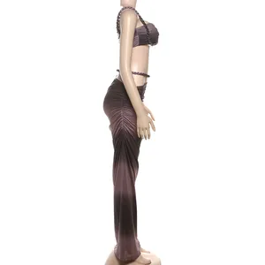 Seitenansicht von sexy Ombré-Top und gerafftem Bodycon-Maxirock-Set an Schaufensterpuppe