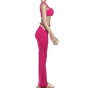 Seitenansicht eines sexy pinken Camisole-Tops und eines gerafften Maxirock-Sets.