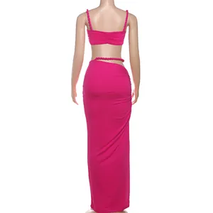 Rückansicht von sexy fuchsia Top und figurbetontem Maxirock Set für Damen.