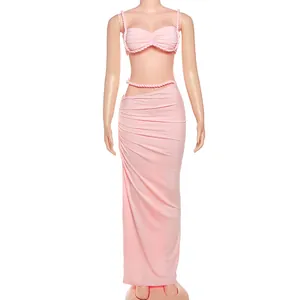 Detailansicht eines sexy rosa zweiteiligen Sets mit bauchfreiem Top und drapiertem Maxirock.