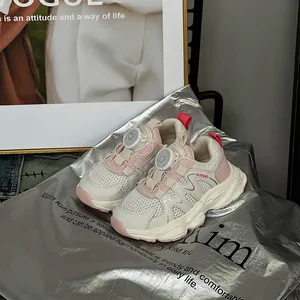 Primer plano de zapatillas chunky rosas y blancas para bebé con hebilla giratoria.