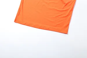Detaillierte Nahaufnahme des orangefarbenen Stoffsaums und der Nähte dieses Rocksets.