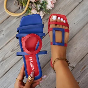 Détail en gros plan des sandales plates pour femmes aux couleurs rouge et bleu vif