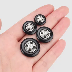 Premium schwarze Nylonknöpfe mit silbernem floralen Kreuzmuster in verschiedenen Größen