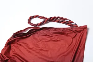 Nahaufnahme eines sexy weinroten rückenfreien Kleides mit geflochtenem Träger-Design.