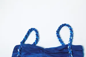 Detail des blauen rückenfreien Tops mit geflochtenen Seilträgern und Faltenstruktur.