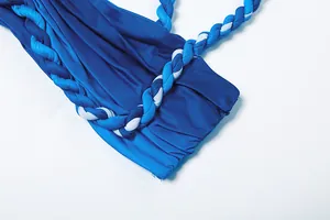 Nahaufnahme des eleganten blau-weiß geflochtenen Trägerdetails an einem Damenoberteil.