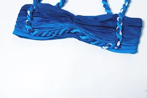 Detailansicht eines blauen Satin-Tops mit geflochtenen Seilträgern und geraffter Vorderseite.