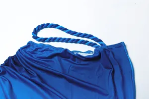 Detaillierte Nahaufnahme eines blauen Tops mit einem stylischen, geflochtenen Trägerdesign.