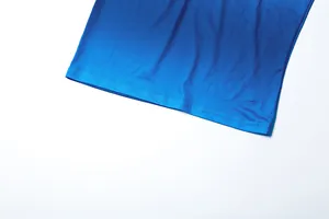 Nahaufnahme des leuchtend blauen Stoffsaums und der feinen Nähte eines sexy Damenrock-Sets