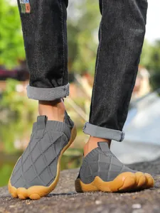 Lightweight men's outdoor barefoot hiking shoes with wide toe box and grey flyknit