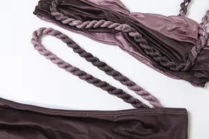 Detailansicht der gedrehten Seilträger und Satinstofftextur an diesem sexy zweiteiligen Set