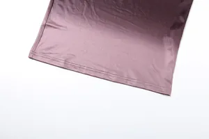 Detailaufnahme des glatten lila Satinstoffsaums mit ordentlicher Doppelnaht-Verarbeitung