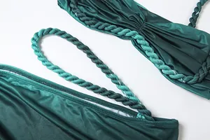 Nahaufnahme eines sexy dunkelgrünen Satin-Zweiteiler-Sets mit einzigartigen geflochtenen Trägern